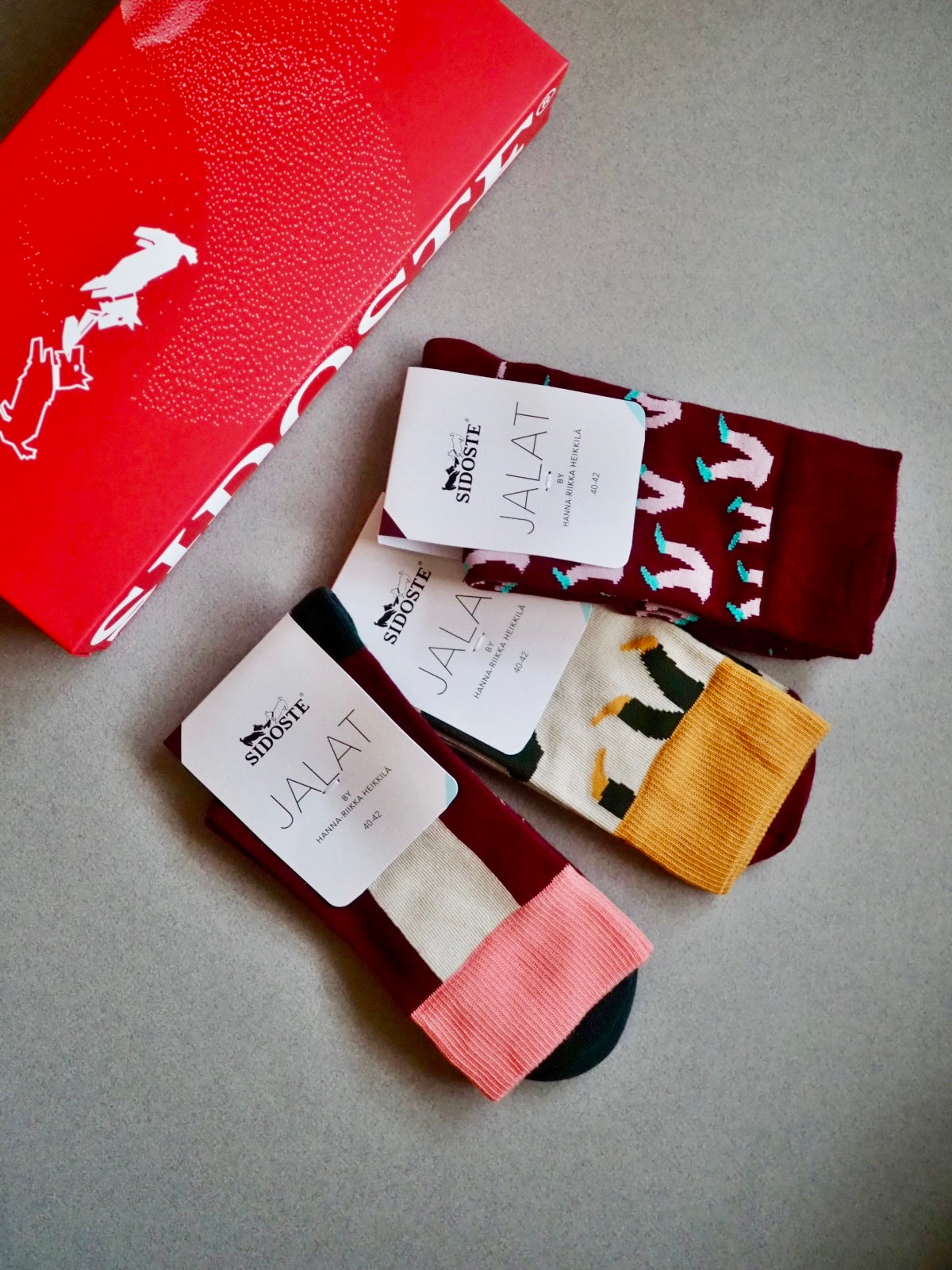 JALAT — designed by HANNA-RIIKKA HEIKKILÄ × SIDOSTE. Kolmen sukkaparin lahjapakkaus.