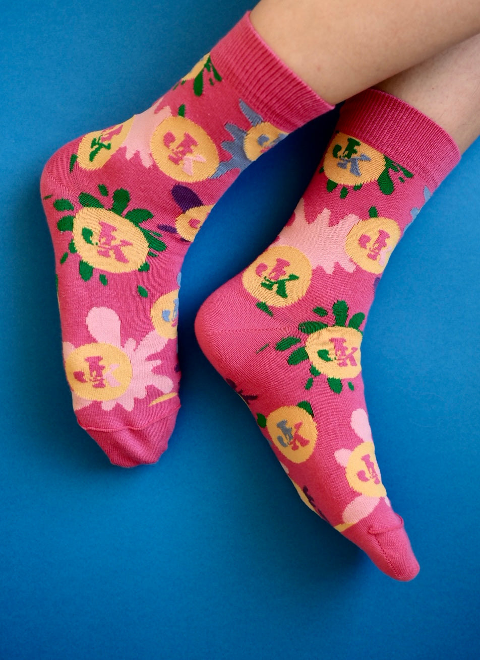 Läiskätesti - Janne Kataja x Sidoste, pinkit luomupuuvillasukat