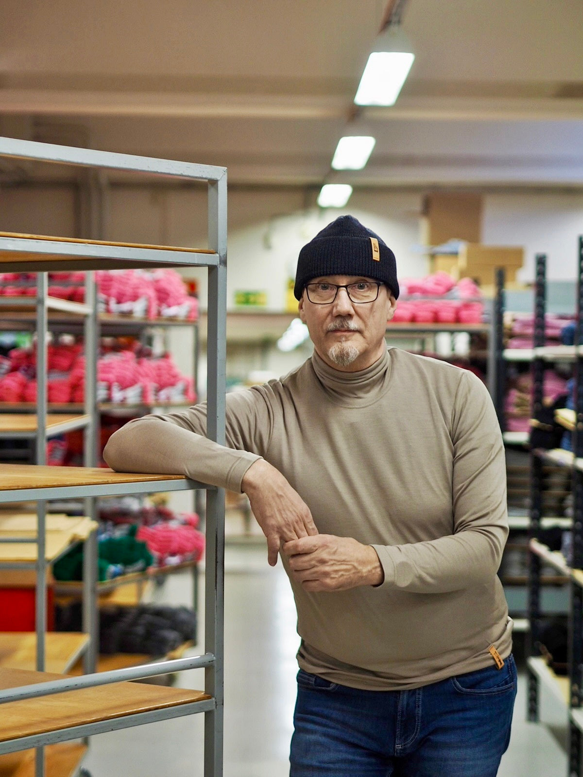 Miesten korkeakauluksinen silkkimerinovillapaita - Beige – kuva 3