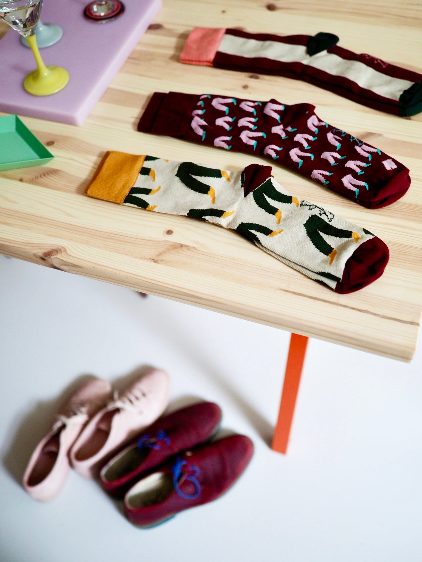 JALAT — designed by HANNA-RIIKKA HEIKKILÄ × SIDOSTE. Kolmen sukkaparin pakkaus.