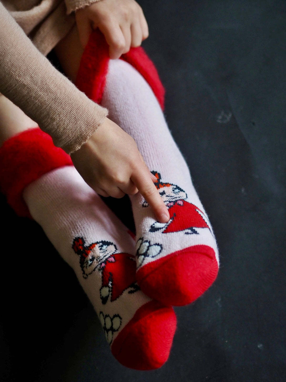 Pikku Myyn lumilinna, lasten pörrösukat